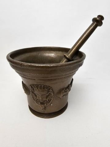 # Grote Antiek Bronzen Vijzel met Stamper. Brons  beschikbaar voor biedingen
