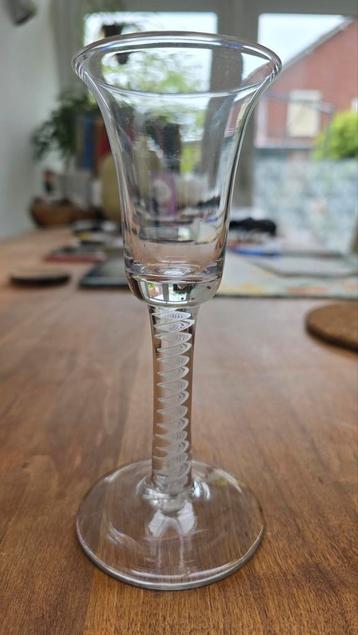 18e eeuws slingerglas  beschikbaar voor biedingen