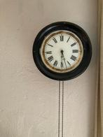 Antieke wag-on-the-wall klok / slingeruurwerk, Ophalen