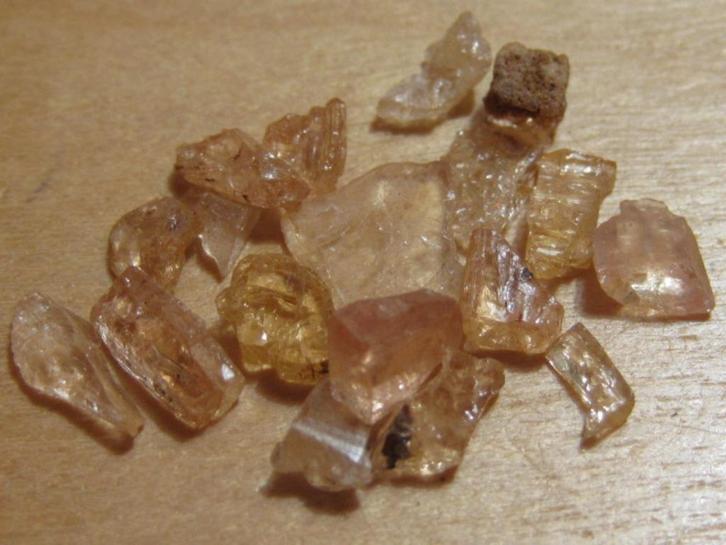 min. 2x 5Kt ruwe edelstenen GOUDTOPAAS (5), Verzamelen, Mineralen en Fossielen, Mineraal, Verzenden