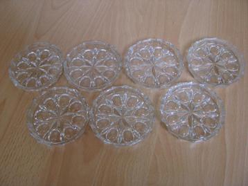 7 vintage glazen onderzetters beschikbaar voor biedingen