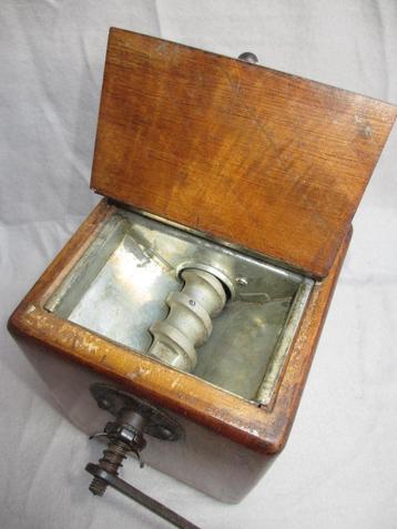 Antiek unieke winkel koffiemolen zeldzaam item zeer degelijk beschikbaar voor biedingen