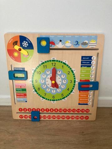 Houten kalender klok beschikbaar voor biedingen