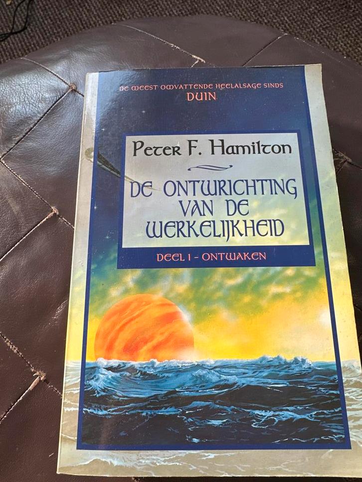 De Ontwrichting van de Werkelijkheid - Peter F. Hamilton, Boeken, Science fiction, Gelezen, Ophalen of Verzenden