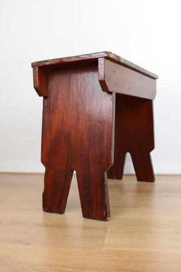 Antieke volkskunst side table bijzettafel kruk voetenbank beschikbaar voor biedingen