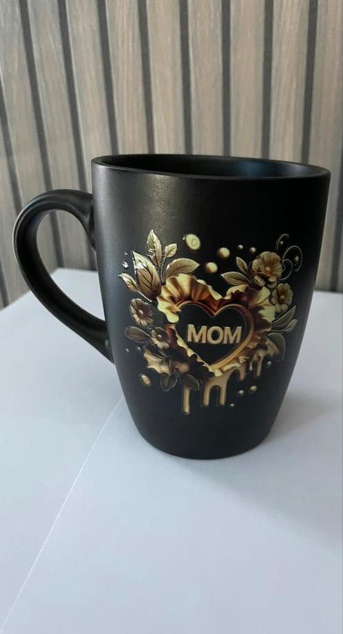 2 Nieuwe zwarte mok/beker met tekst Mom ( moederdagtip ), Huis en Inrichting, Keuken | Servies, Nieuw, Kop(pen) en/of Schotel(s)