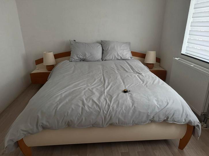 Bed, Huis en Inrichting, Slaapkamer | Bedden, Zo goed als nieuw, Tweepersoons, 160 cm, 210 cm, Hout, Beige, Ophalen of Verzenden