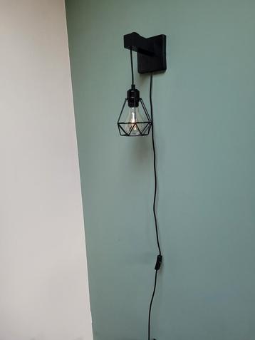 2x Moderne Wandlamp met Geometrisch Design beschikbaar voor biedingen