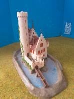 Kasteel met slotgracht en figuren, Hobby en Vrije tijd, Modeltreinen | N-Spoor, Ophalen of Verzenden, Gelijkstroom of Wisselstroom