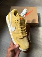 Nike SB dunk low saturn gold 11US / 45 EU, Ophalen of Verzenden, Zo goed als nieuw, Overige kleuren