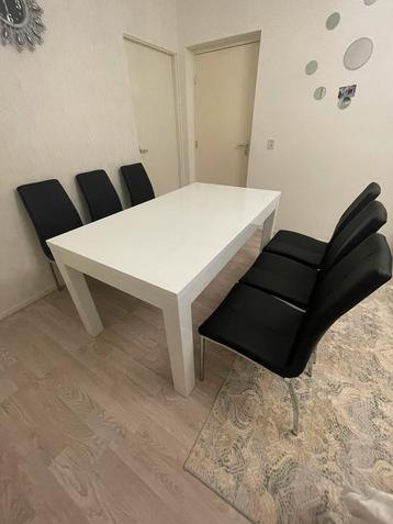 Eettafel met stoelen zo goed als nieuw