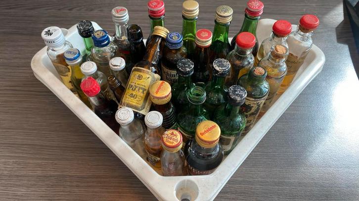 Miniatuur flesjes 32 stuks, Verzamelen, Merken en Reclamevoorwerpen, Gebruikt, Overige typen, Ophalen of Verzenden