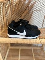 Nike Sneakers Zwart Wit - Maat 37,5 - Zo goed als nieuw, Ophalen of Verzenden, Zo goed als nieuw, Zwart, Sneakers of Gympen