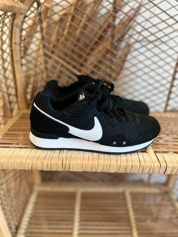 Nike Sneakers Zwart Wit - Maat 37,5 - Zo goed als nieuw beschikbaar voor biedingen