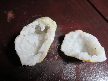 BERGKRISTAL Geode 2 stukken die een bol vormen € 20 Wit   beschikbaar voor biedingen