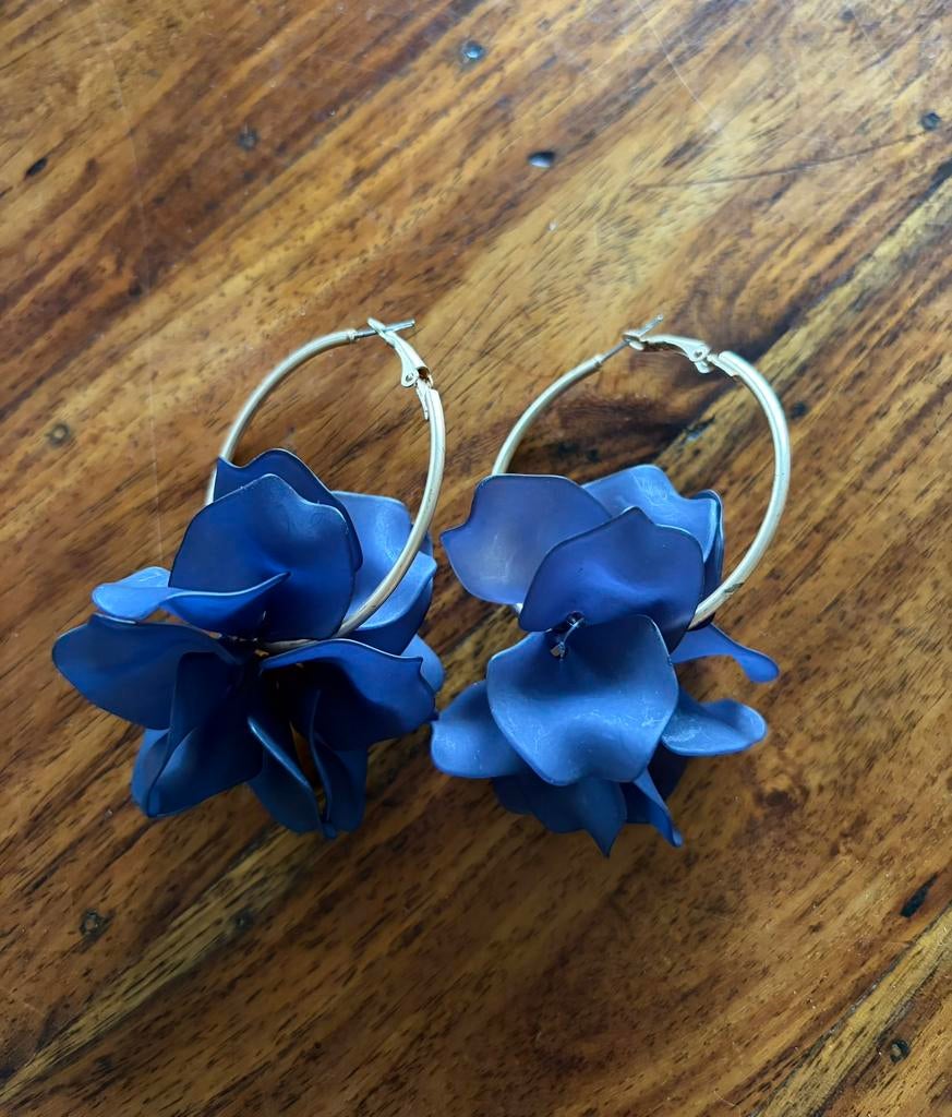 Goudkleurige creolen met donkerblauwe bloemen. Nieuw., Ophalen of Verzenden, Nieuw, Goud, Hangers