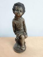 Beeldje 'Jongetje op boomstronk', ASV, vintage, kunsthars, Antiek en Kunst, Kunst | Beelden en Houtsnijwerken, Ophalen of Verzenden