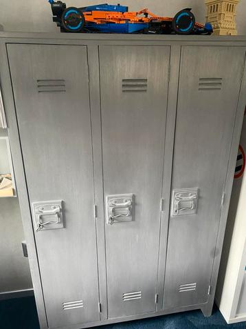 Lockerkast 3-drs, hout, grijs, merk Woood (excl.inhoud) beschikbaar voor biedingen