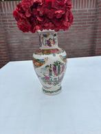 Chinese vaas met figuren, vogels en bloemen motief, Ophalen of Verzenden