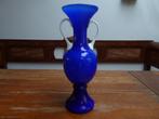 Sierlijk vormgegeven opaline vaas, blauw met wit, 31 cm., Antiek en Kunst, Antiek | Glas en Kristal, Ophalen of Verzenden