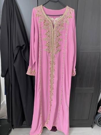 Nieuwe! Roze Kaftan met Borduurwerk beschikbaar voor biedingen