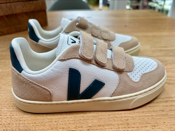 Gloednieuwe Veja sneakers -onpaar- Links mt 35 Rechts mt 33, Kinderen en Baby's, Kinderkleding | Schoenen en Sokken, Nieuw, Schoenen