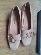 Elegante beige instappers van Voltan, Kleding | Dames, Schoenen, Voltan, Ophalen of Verzenden, Zo goed als nieuw, Instappers