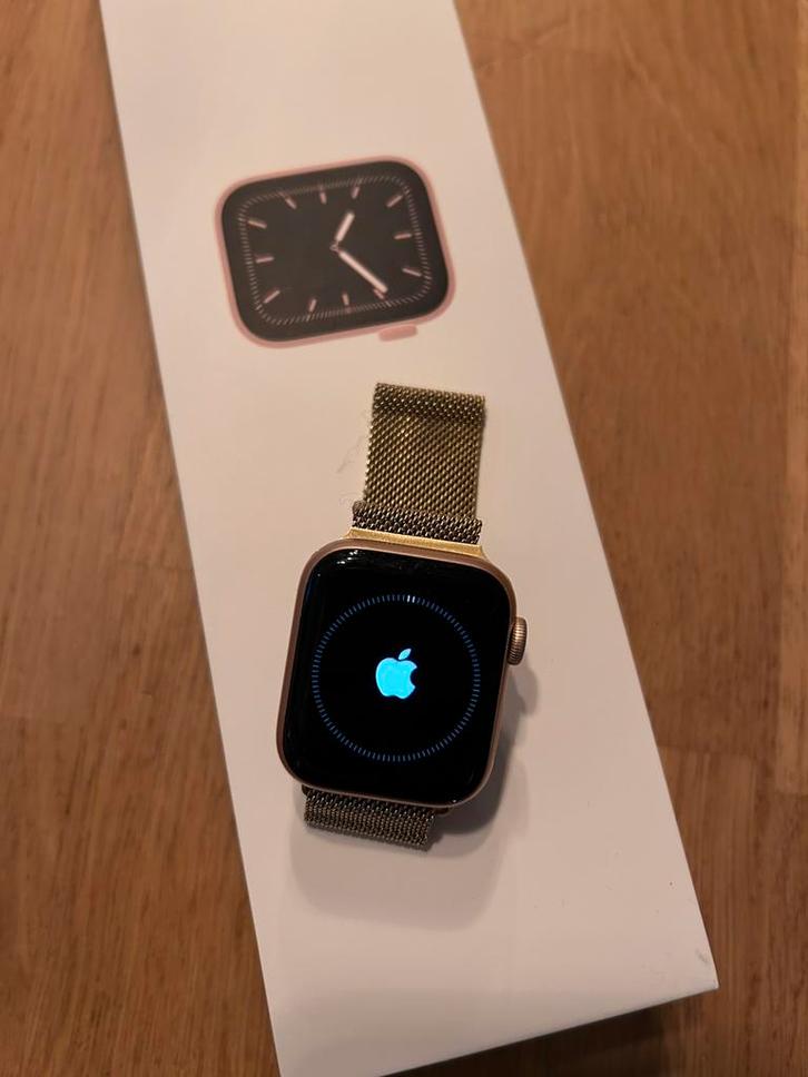 Iwatch serie 5 40mm gold alu voor dames, Sieraden, Tassen en Uiterlijk, Smartwatches, Gebruikt, iOS, Roze, Afstand, Calorieverbanding