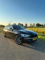 BMW 116i | 2013 | Zwart | M pakket | Sport, Auto's, BMW, 1-Serie, 65 €/maand, USB, Zwart