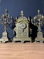 Antieke Franse Bronzen Regency Stijl Pendule met Kandelaren, Ophalen of Verzenden