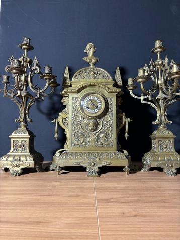 Antieke Franse Bronzen Regency Stijl Pendule met Kandelaren  beschikbaar voor biedingen