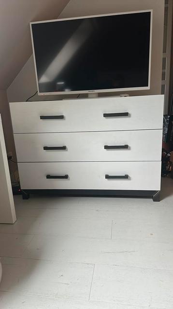 Mooie robuuste ladenkast in wit