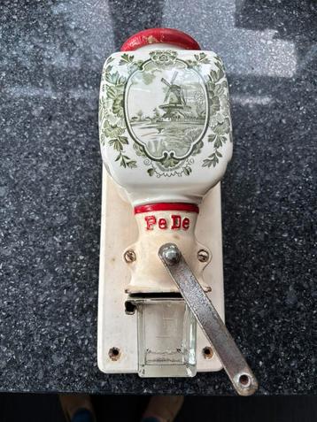 Originele PeDe wandkoffiemolen keramiek met molenafbeelding beschikbaar voor biedingen