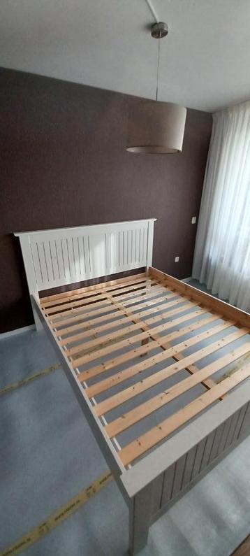 Mooi wit houten bedframe. - afbeelding 1