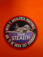 Mooi embleem Team Stealth 8.5 cm diameter, Ophalen of Verzenden, Landmacht, Nederland, Embleem of Badge