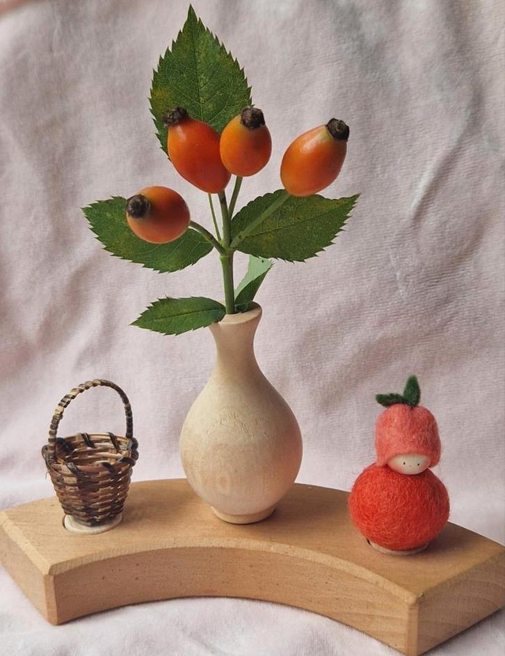 Rozenbottel Vrije School Seizoenstafel jaarring bloemenkind, Hobby en Vrije tijd, Vilt, Nieuw, Figuurtje(s), Wolvilt, Verzenden