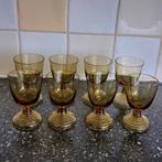 8 bruine borrelglaasjes op voet, Verzamelen, Glas en Borrelglaasjes, Ophalen of Verzenden, Zo goed als nieuw, Borrel- of Shotglas