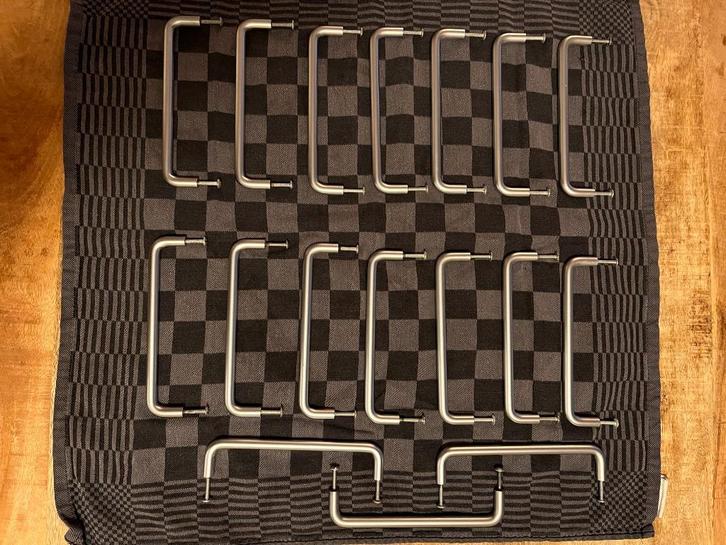 Nog 9  handgrepen Siematic keuken.  Mat zilver., Huis en Inrichting, Keuken | Keukenelementen, Gebruikt, Minder dan 100 cm, Minder dan 50 cm