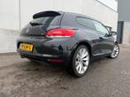 Volkswagen Scirocco 1.4 TSI 90KW 2012 Zwart APK JAN 2027, Auto's, Voorwielaandrijving, 4 cilinders, Parkeersensor, 4 stoelen