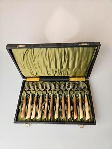 Antieke bestekvorkjes in cassette beschikbaar voor biedingen