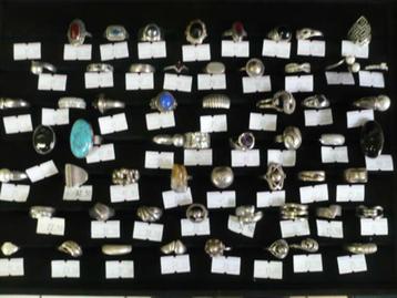 zoek u een mooi 2e hands zilveren sieraad zoals een ring kom beschikbaar voor biedingen