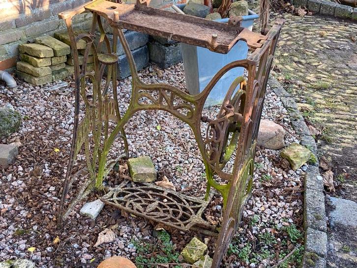 Antiek naaimachine onderstel, Antiek en Kunst, Antiek | Naaimachines, Ophalen