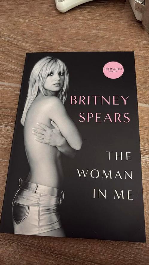 Britney Spears - The Woman in Me - Nederlandse editie, Boeken, Biografieën, Zo goed als nieuw, Ophalen of Verzenden