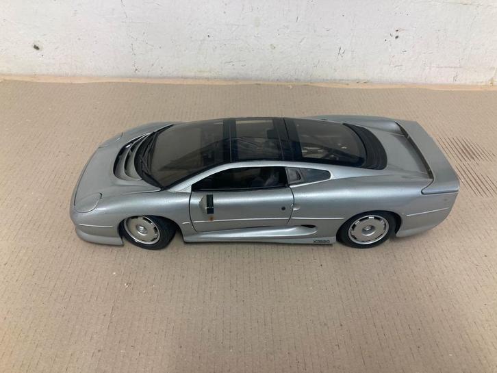 Jaguar XJ220 Schaal 1:12 - Zilver, Hobby en Vrije tijd, Modelauto's | 1:5 tot 1:12, Zo goed als nieuw, Auto, Ophalen