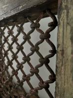 Zwaar oud Jali kozijn raam met ijzeren tralie sober sleets, Ophalen