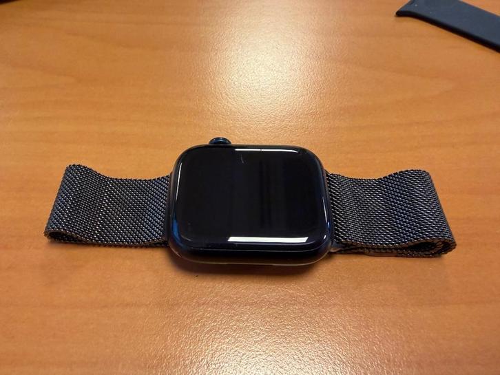 Apple Watch Series 8 (45 mm) – Middernacht, Sieraden, Tassen en Uiterlijk, Smartwatches, Zo goed als nieuw, iOS, Zwart, Afstand
