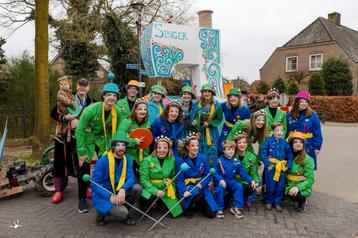 Loopgroep naaien: groene en blauwe stofjassen beschikbaar voor biedingen