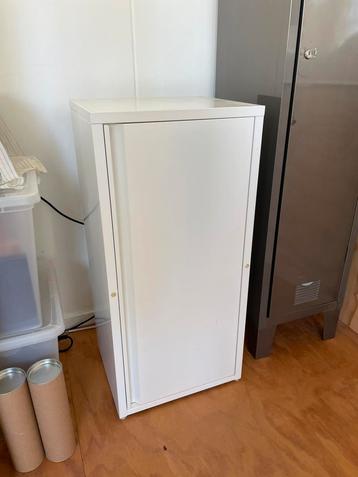 Metalen halfhoge kast beschikbaar voor biedingen