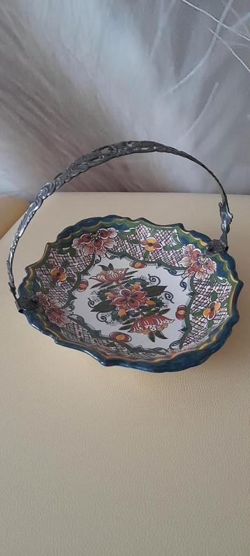 Makkum presenteerschaal met verzilverd hengsel beschikbaar voor biedingen