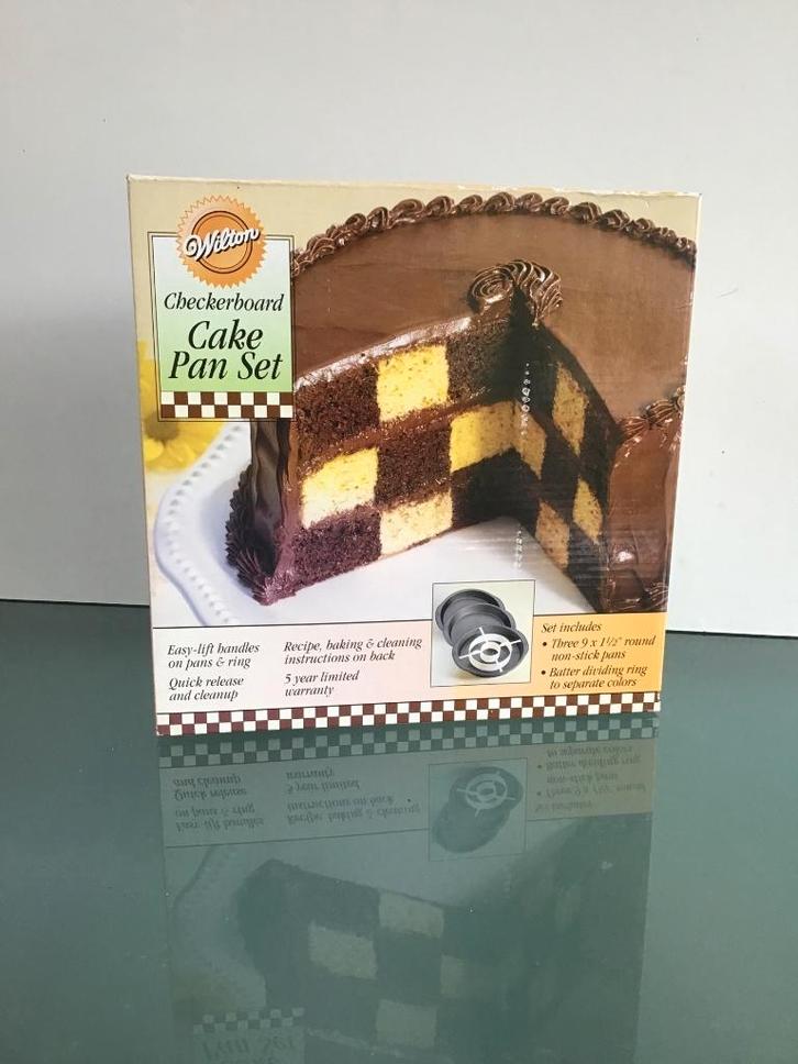 Wilton Checkerboard Cake Pan Set - Nieuw!, Hobby en Vrije tijd, Taarten en Cupcakes maken, Nieuw, Bakvorm, Cupcakes, Verzenden
